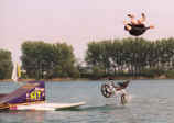 Biker beschnitten Lake Jump Ubstadt 1993 Sit JPG.jpg (28850 Byte)