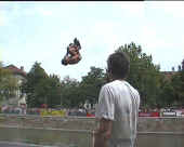 Willie beim Salto mit Ufer gegen�ber , R�cken vom Chef